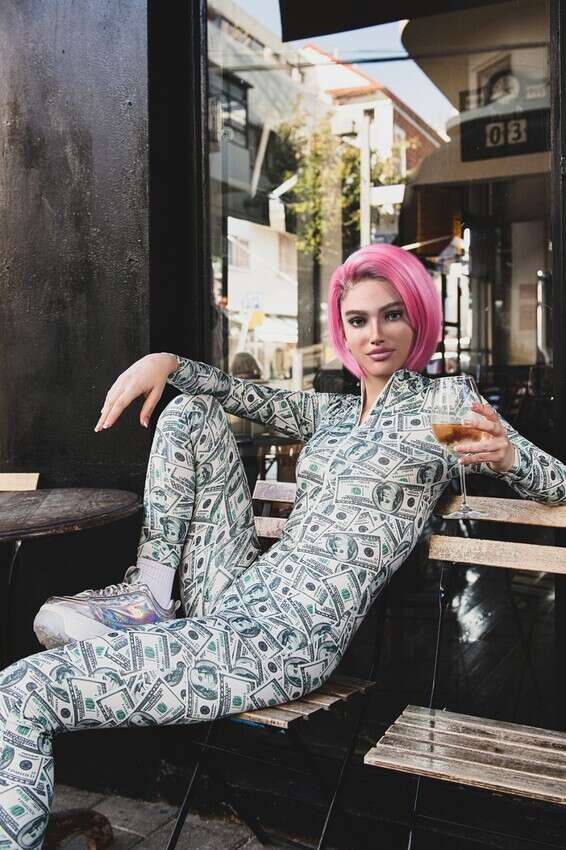 אלה סטולר // צילום: לי אגמון, אוברול: עדיקה, נעליים: FILA